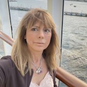 Happy and positive lady seeking like minded gentleman!😃